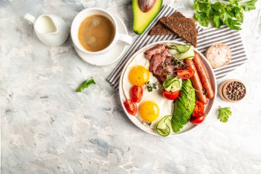 Tam İngiliz kahvaltı fasulyesi, kızarmış yumurta, kızarmış yumurta, domuz pastırması, sosis, domates, beyaz tabakta avokado. yemek servisi, afiş, menü, tarif, metin yeri.