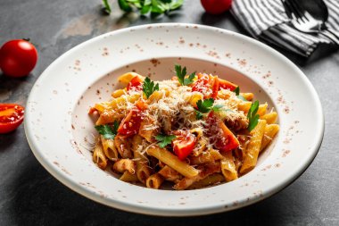 Domates soslu makarna, tavuk eti ve parmesan peyniri. Hızlı, lezzetli İtalyan yemeği. Yemek tarifi geçmişi. Kapat..