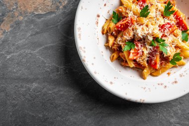 Domates soslu makarna, parmesan peynirli tavuk eti ve domates. Yemek tarifi geçmişi. Kapatın. İtalyan yemeği. Üst görünüm.