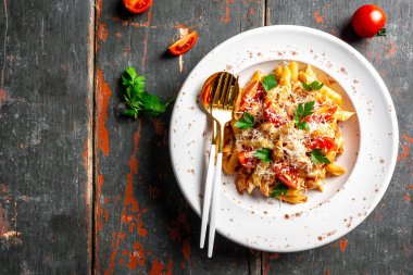 Etli makarna, domates sosu ve sebze. İtalyan mutfağı. afiş, metin için menü tarifi yeri, üst görünüm.