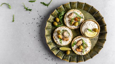 Midyeli nefis antipasti bruschetta, çıtır ekmek, yumuşak peynir ve roka salatası. Lezzetli iştah açıcı sandviçler. Uzun pankart biçimi, üst görünüm.