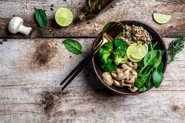 Taze sebze brokoli, mantar, ıspanak ve kinoadan yapılmış diyet salatası. Lezzetli kahvaltı ya da atıştırmalık, temiz yemek, diyet, vejetaryen yemek konsepti. en üstteki görünüm.