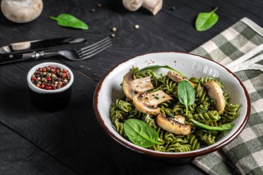 Izgara mantarlı makarna ve ıspanak. Sağlıklı vejetaryen yemeği. Yeşil vejetaryen makarna. Yemek tarifi geçmişi. Kapat..