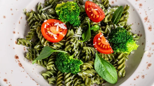 Çeri domatesli ıspanaklı makarna. uygun diyet. Yemek tarifi geçmişi. Kapat..