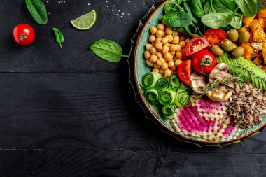 İçinde kinoa, avokado, domates, salatalık, sebze salatası olan Buda Kasesi. Lezzetli kahvaltı ya da atıştırmalık, temiz yemek, diyet, vejetaryen yemek konsepti. en üstteki görünüm.