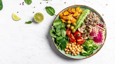 Vejetaryen kasesi. Avokado, kinoa, tatlı patates, domates, ıspanak ve nohut sebze salatası. Buda kasesi. Uzun pankart biçimi, üst görünüm.