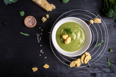 Tahta zemin üzerinde taze brokoli çorbası. Uzun afiş biçimi. Vejetaryen ve diyet yemekleri.