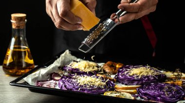 Vejetaryen kızarmış kırmızı lahana bifteği, yemek tarifi geçmişi. Kavrulmuş balzamik kekik kırmızı lahana, ayva ve elmaları kapatın. Pankart, yemek servisi menü tarifi yeri, metin, üst görünüm.