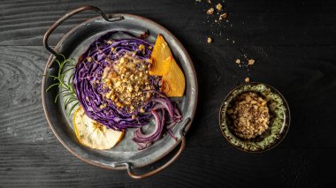 Vejetaryen kızarmış kırmızı lahana bifteği, yemek tarifi geçmişi. Kavrulmuş balzamik kekik kırmızı lahana, ayva ve elmaları kapatın. Pankart, yemek servisi menü tarifi yeri, metin, üst görünüm.