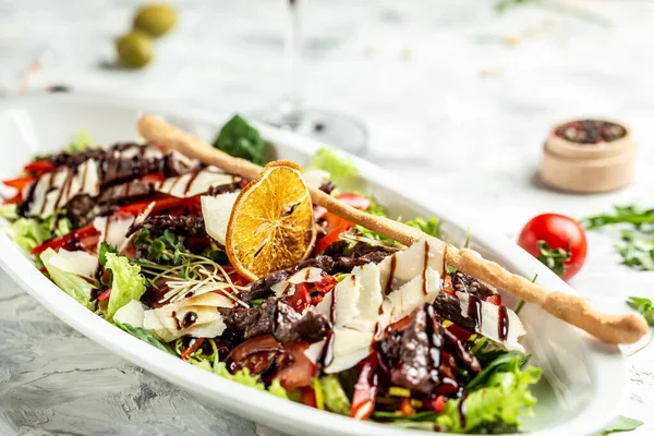 Sebze ve parmesan peynirli dana carpaccio salatası. Restoran menüsü, diyet, yemek kitabı tarifi. metin için yer, üst görünüm.