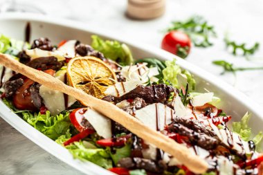 Dana eti, sebze ve parmesan peynirli sıcak salata. Yemek tarifi geçmişi. Kapat, üst görünüm.