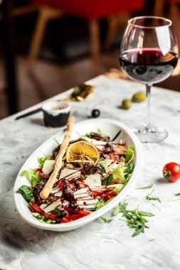 Sebze ve parmesan peynirli dana carpaccio salatası. dikey resim, metin için yer.