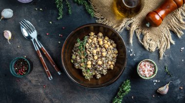 Buda kasesinden alınmış sağlıklı sebze, kinoa, nohut ve kekik. Süper yemek, üst manzara..