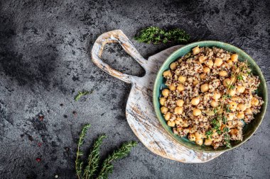 Nohut ve kekik ile kaynatılmış kinoa. Sağlıklı yiyecekler, diyet. Süper yemek, lezzetli kahvaltı ya da koyu bir arka planda atıştırmalık..