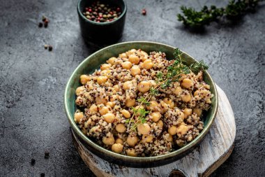 Buda kasesinden alınmış sebze yemeği, yanında nohut ve kekik ile kinoa salatası. Süper yemek, vejetaryenler için sağlıklı yemek..