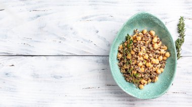 Nohutlu kinoa pişirdim. Sağlıklı yiyecekler, diyet. Lezzetli kahvaltı ya da atıştırmalık. Uzun pankart biçimi, üst görünüm.