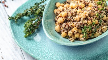 Nohutlu kinoa. Süper yemek, yemek tarifi geçmişi. Kapatın. Uzun pankart biçimi, üst görünüm.