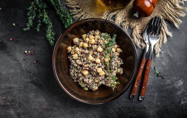 Buda kâsesinden, kinoa ve nohut ile sağlıklı sebze yemeği. Vejetaryenler için sağlıklı yemek. Pankart biçimi, üst görünüm.