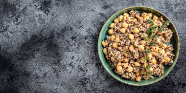 Buda kâsesinden, kinoa ve nohut ile sağlıklı sebze yemeği. Vejetaryenler için sağlıklı yemek. Pankart biçimi, üst görünüm.