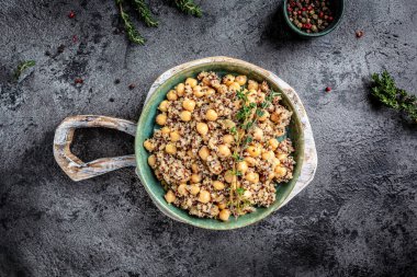 Buda yayı, kinoa salatası, nohut ve kekik. Koyu arkaplanda süper yemek, üst görünüm.