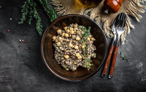 Buda kâsesinden, kinoa ve nohut ile sağlıklı sebze yemeği. Vejetaryenler için sağlıklı yemek. Pankart biçimi, üst görünüm.