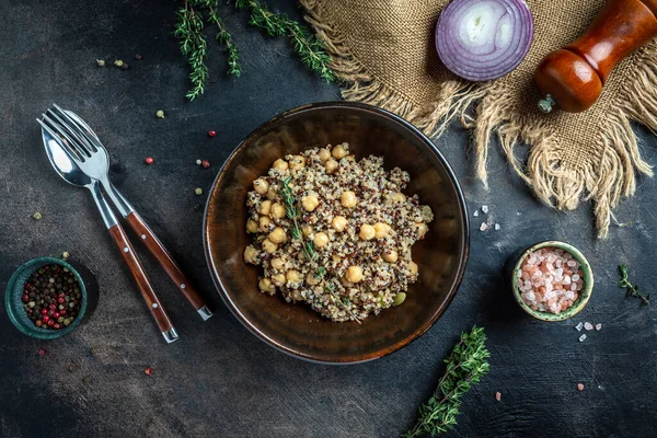 Nohut ve kekik ile kaynatılmış kinoa. Süper yemek, sağlıklı yemek, diyet. Karanlık arka plan. Üst görünüm.