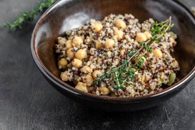 Nohut ve kekik ile bir kase kinoa salatası. Süper yemek, yemek tarifi geçmişi. Kapat.,