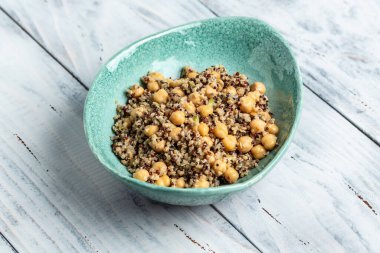 Buda kasesinden alınmış sebze yemeği, yanında nohut ve kekik ile kinoa salatası. Süper yemek, vejetaryenler için sağlıklı yemek..