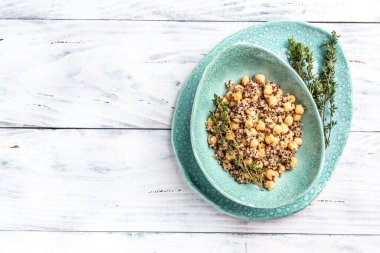 Buda kasesinden alınmış sebze yemeği, yanında nohut ve kekik ile kinoa salatası. Süper yemek, vejetaryenler için sağlıklı yemek..