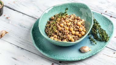 Buda kasesinden alınmış sağlıklı sebze, kinoa, nohut ve kekik. Süper yemek, üst manzara.,