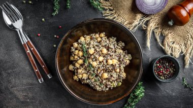 Buda yayı, kinoa salatası, nohut ve kekik. Koyu arkaplanda süper yemek, üst görünüm.