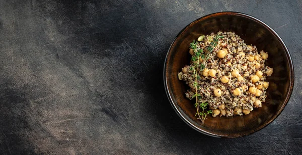 Buda kasesinden alınmış sağlıklı sebze, kinoa, nohut ve kekik. Süper yemek, üst manzara.,