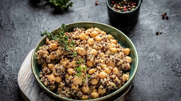 Kinoalı vejetaryen salatası, nohut ve kekik. Süper yemek. Siyah arka plan. Uzun pankart biçimi, üst görünüm.
