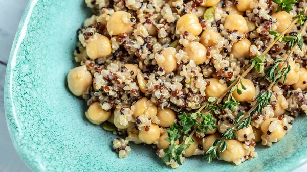 Kinoalı vejetaryen salatası, nohut ve kekik. Süper yemek. Hafif arkaplan. Uzun pankart biçimi, üst görünüm.