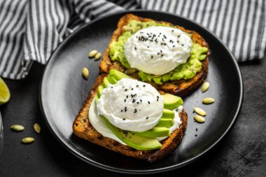 Haşlanmış yumurta avokado tostu, vejetaryen yemek konsepti. Temiz yemek. Üst görünüm.