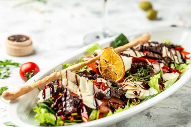 Sebze ve parmesan peynirli dana carpaccio salatası. Restoran menüsü, diyet, yemek kitabı tarifi. metin için yer, üst görünüm.