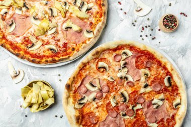 Geleneksel İtalyan pizzası, sebzeler, malzemeler. Pizza fırında pişiyor. Açık arkaplanda pizza menüsü, üst görünüm .