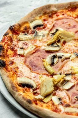 Capriciosa pizzası. İtalyan pizzası ahşap fırında pişirilir. dikey görüntü, yemek tarifi geçmişi. Kapatın. en üstteki görünüm.