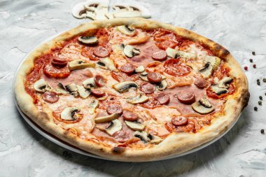İtalyan pizza kapriciosa mantarlı domates ve mozzarella peyniri. Geleneksel restoranda fırında pişirme.
