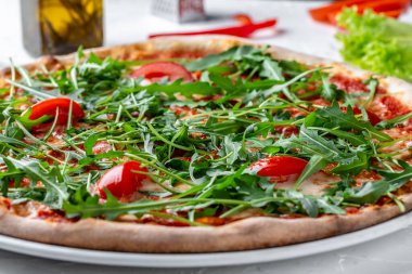 Taze Arugula Yapraklı Pizza Margherita sebzeli ve roka aromalı Lezzetli pizza..