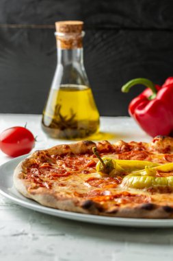 pizza pepperoni. Orijinal bir tariften yapılmış lezzetli İtalyan pizzası. Yemek tarifi geçmişi. Kapat..