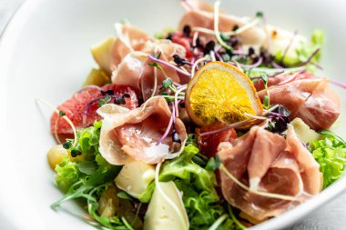 Prosciutto salatası, jambon ve greyfurt jamonu, salata karışımı, greyfurt, vişneli domates, parmesan peyniri. Soğuk atıştırmalıklar. Yemek tarifi geçmişi. Kapat..