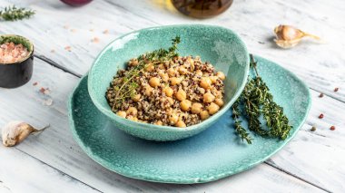 Buda kasesinden alınmış sağlıklı sebze, kinoa, nohut ve kekik. Süper yemek, üst manzara..