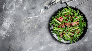 Diyet menüsü. Tavuk ciğeri, roka, kivi ve nar ile salata aperatifi. Sağlıklı yemek menüsü. Üst görünüm.