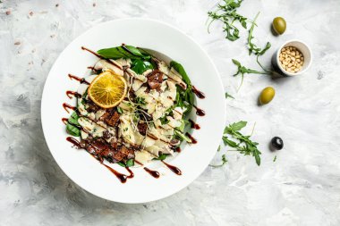 Marul, mantar ve parmesan peynirli dana salatası. Restoran yemeği, et salatası. afiş, metin için menü tarifi yeri, üst görünüm.