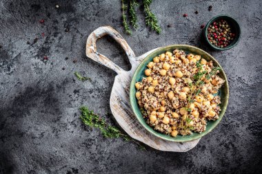 Buda kasesinden alınmış sağlıklı sebze, kinoa, nohut ve kekik. Süper yemek, üst manzara..
