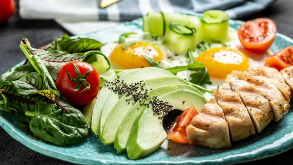 Sağlıklı kahvaltı, ketojenik. Tavuk ızgara fileto salata taze domates, salatalık, yumurta ve avokado. Yemek tarifi geçmişi. Kapat..