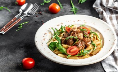 Makarna, köfte, domates sosu. Kopyalama alanı olan üst görünüm.