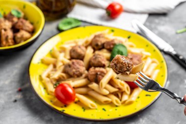 Köfteli makarna, çatal, pankart, menü tarifi, üst manzara.