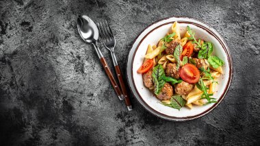 Baharatlı domates soslu köfte makarna, İtalyan makarnası. afiş, metin için menü tarifi yeri, üst görünüm.